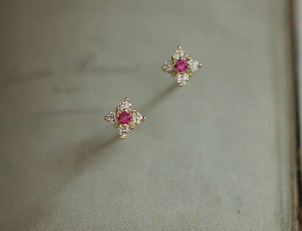 Petite boucle d’oreille de trèfle à 4 feuilles or 14 k