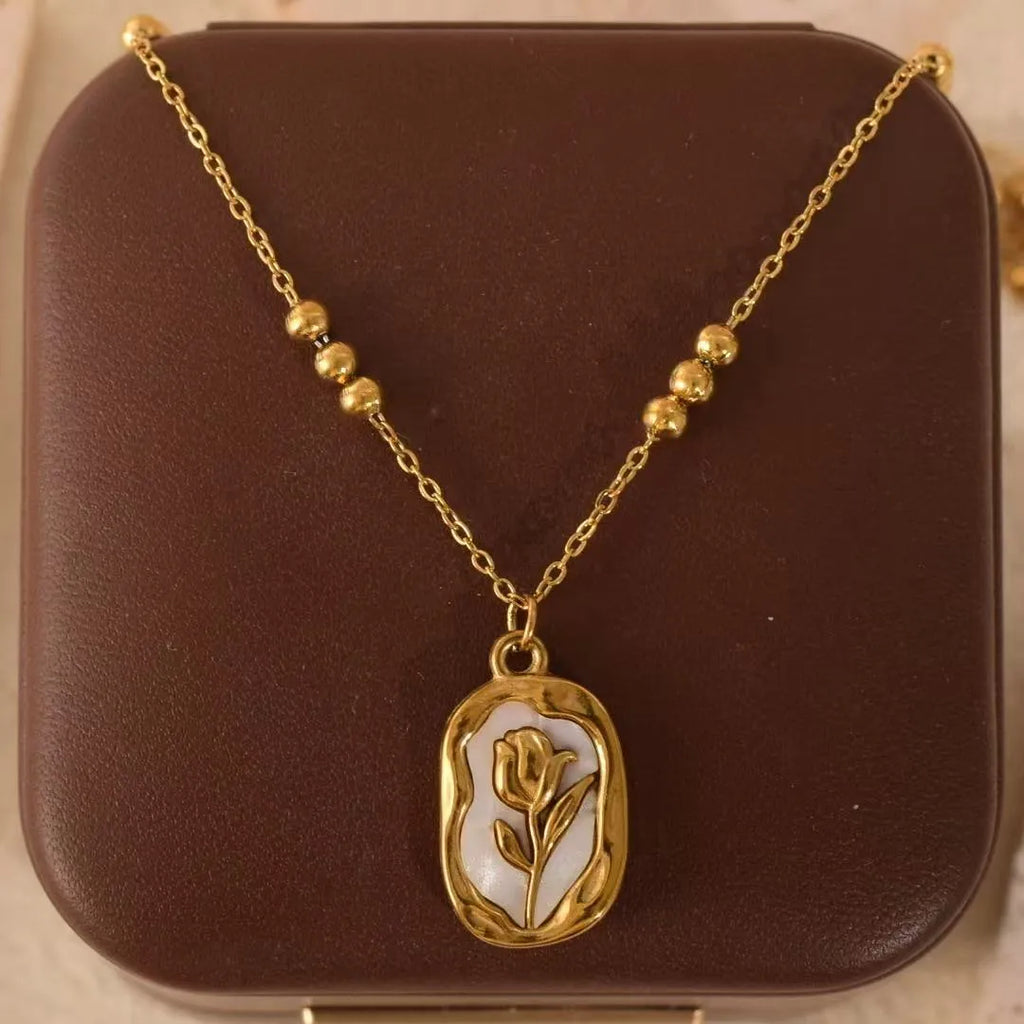 Collier Rose Blanche entouré de pierre de lune – Chaîne Plaqué Or