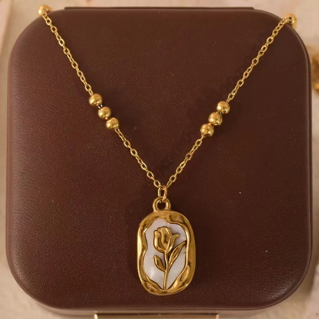 Collier Rose Blanche entouré de pierre de lune – Chaîne Plaqué Or