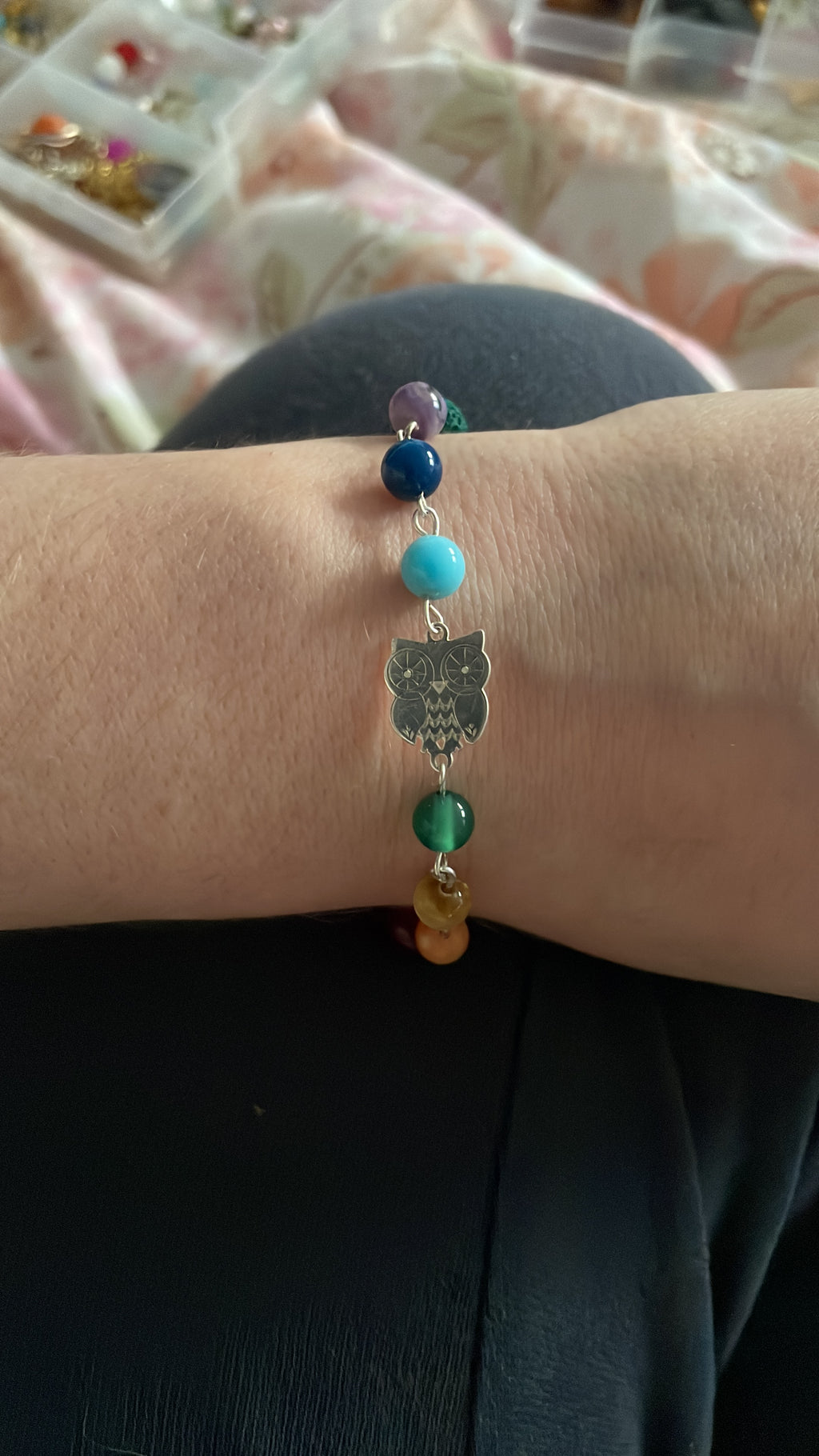 ✨ Bracelet Artisanal “Hibou d’Athéna” – Plaqué Argent Pierres des Chakras (Pièce Unique)