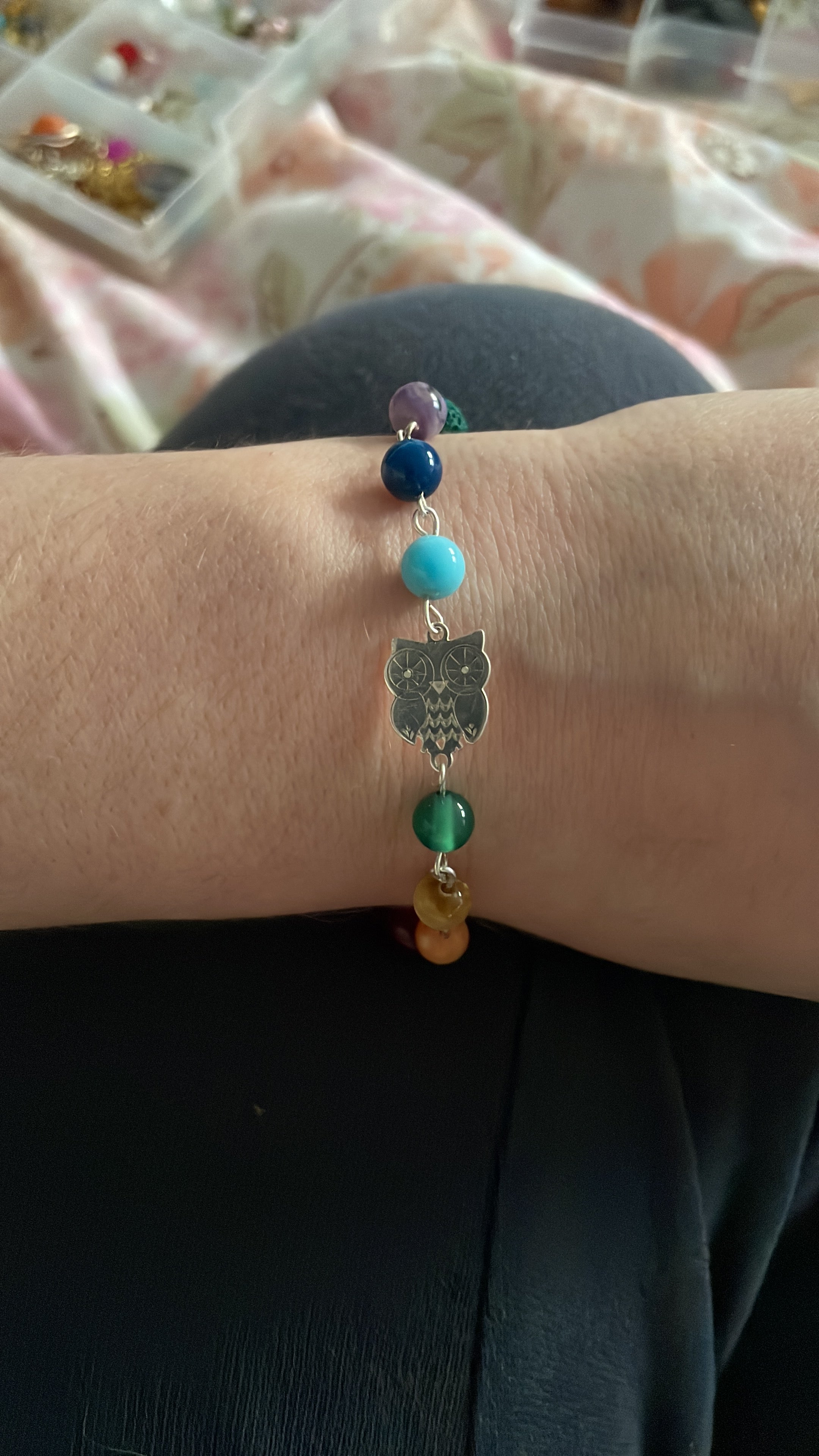 ✨ Bracelet Artisanal “Hibou d’Athéna” – Plaqué Argent Pierres des Chakras (Pièce Unique)