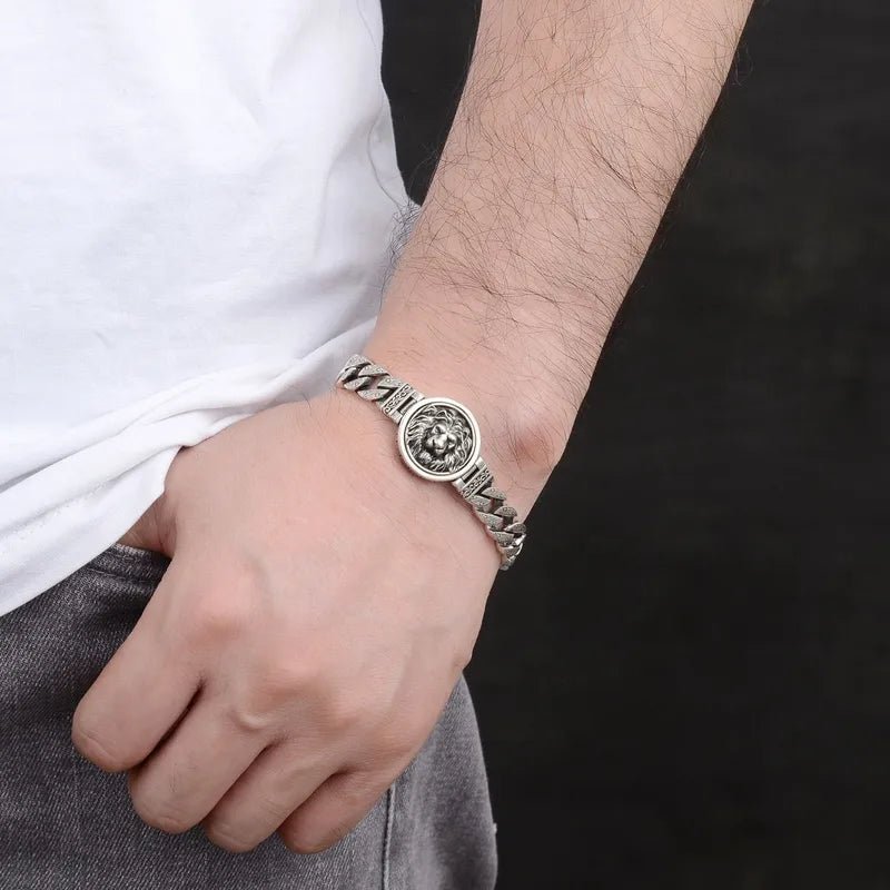 Bracelet en cuivre avec tête de lion rotative – roi de la forêt