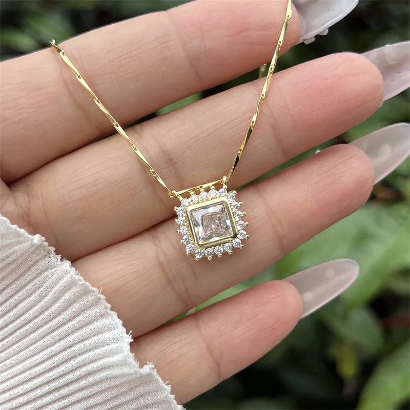 Collier pendentif forme en cuivre plaqué or 18K avec zircon