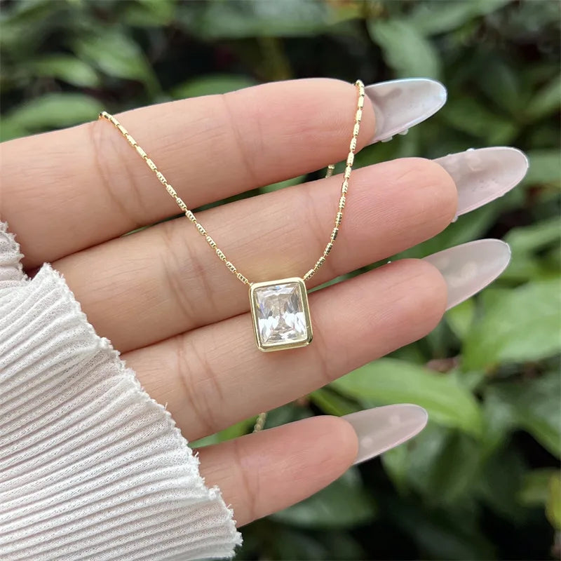 Collier pendentif forme en cuivre plaqué or 18K avec zircon